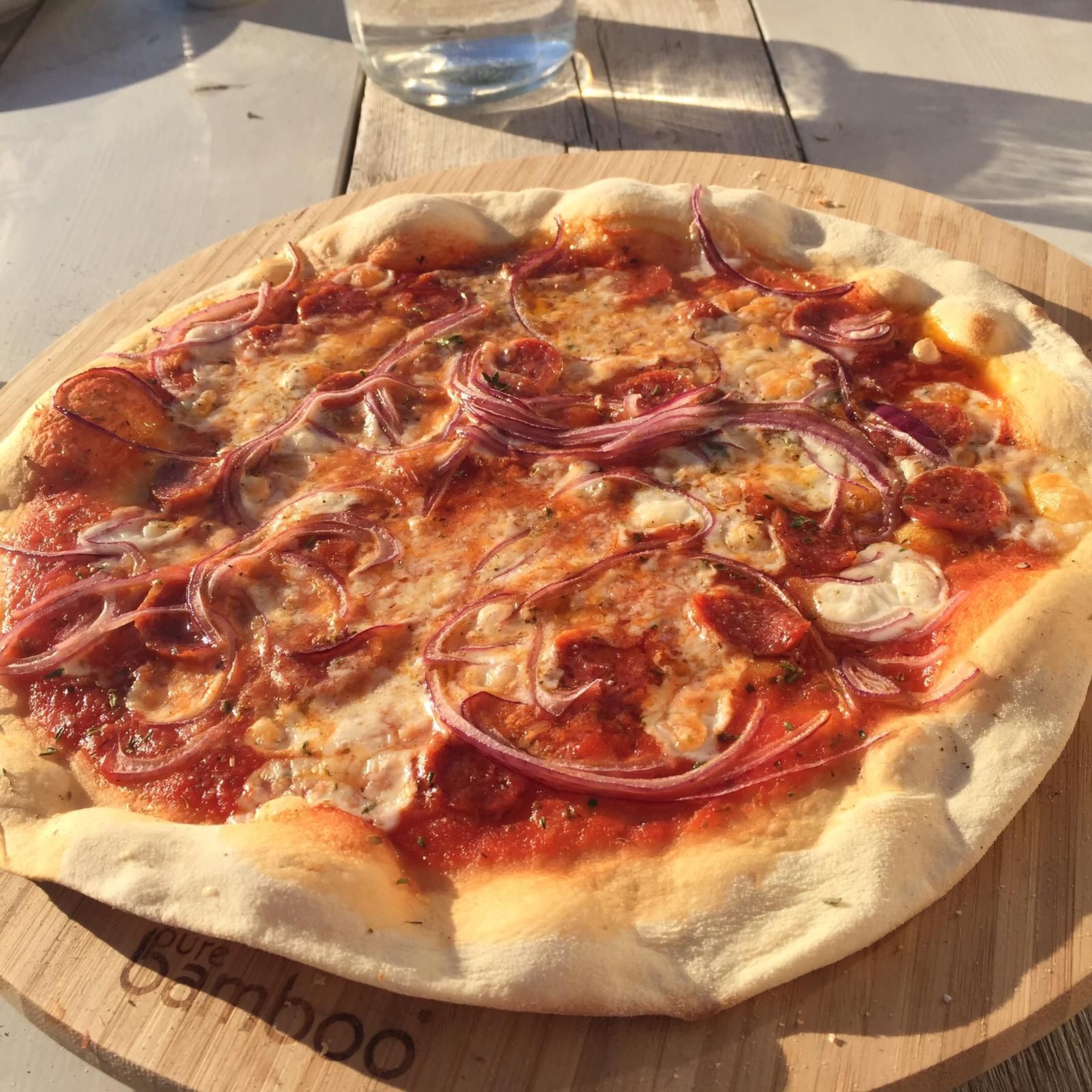 Pizza's bakken bij vakantiehuis Villa Fiore, Le Marche Italie, pizza con cipolle