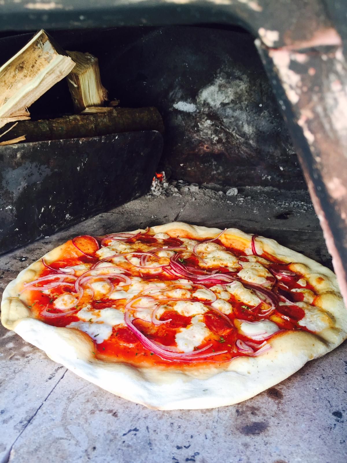 Pizza's bakken bij vakantiehuis Villa Fiore, Le Marche Italie Pizza met mozarella