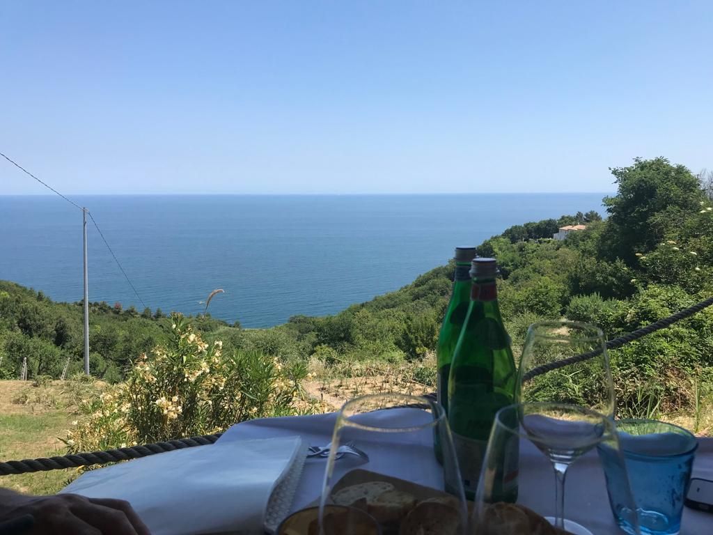 eten boven La Scalaccia - mooiste stranden van Le Marche