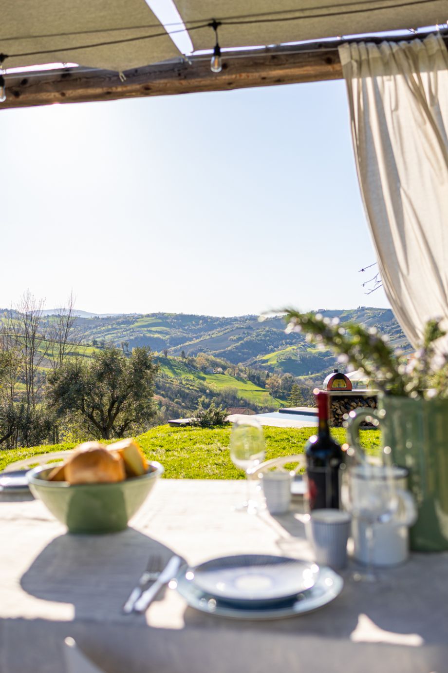 Vakantiehuis le Marche | Casetta Olive | Portico & gedekte tafel & uitzicht ingezoomd