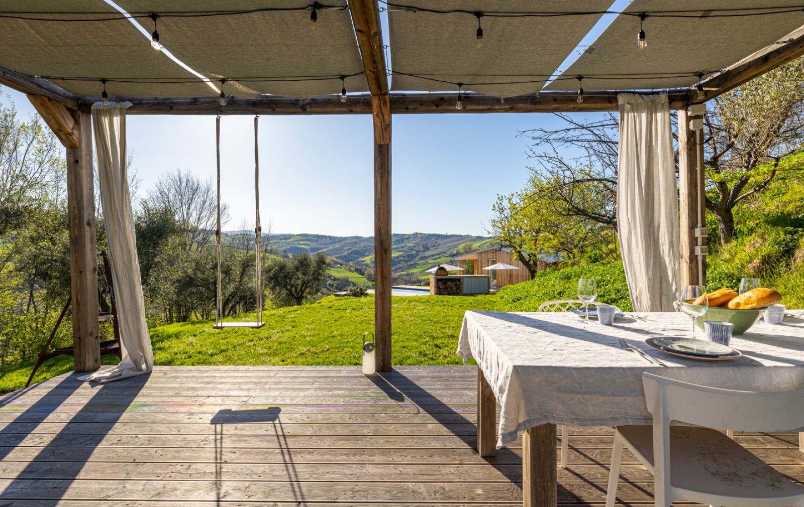 Vakantiehuis le Marche | Casetta Olive | Portico & gedekte tafel2