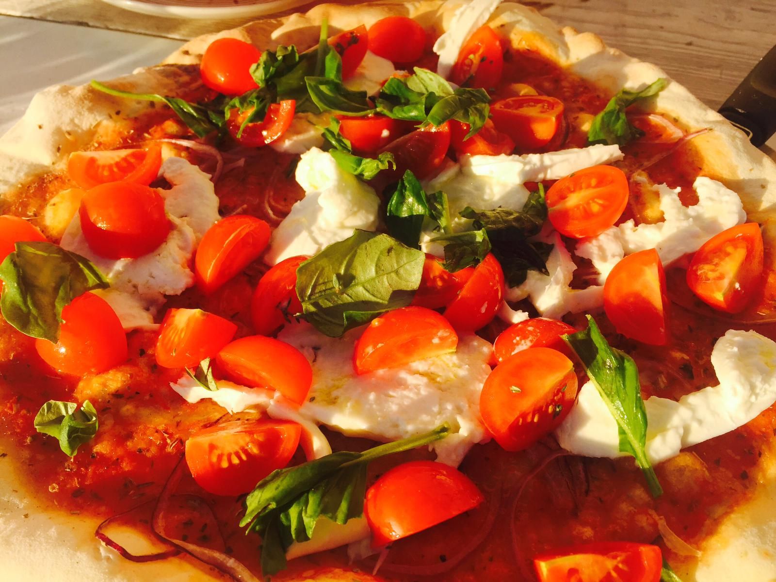 Pizzas-bakken-bij-vakantiehuis-Villa-Fiore-Le-Marche-Italie-Pizza-fresca.