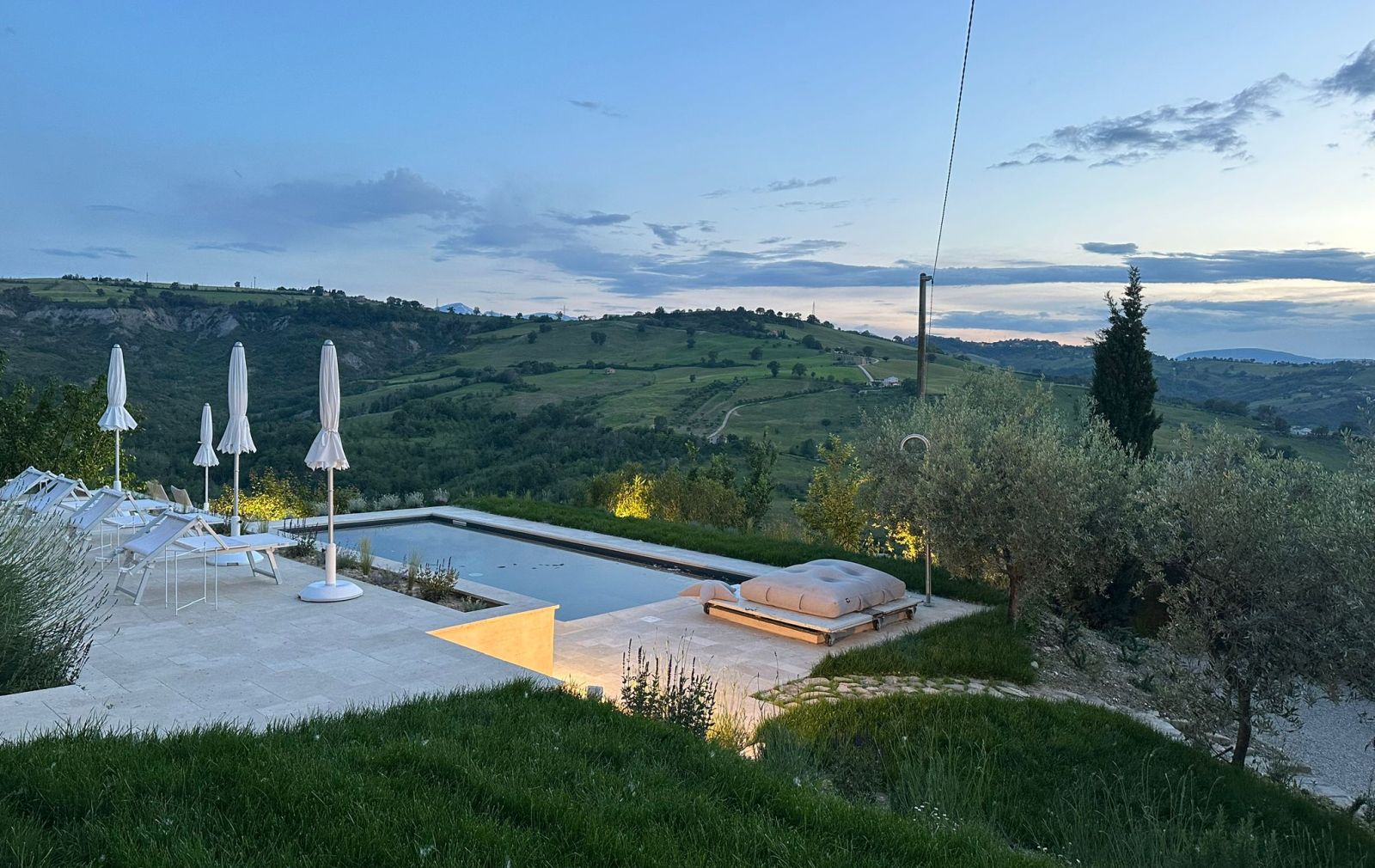 Terras Villa Fiore met zwembad en buitenverlichting