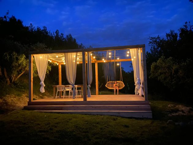 Casetta-Olive-pergola-verlicht-in-de-avond vakantiehuis le marche